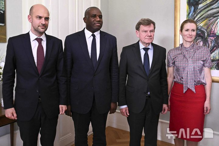 {AP/뉴시스] 20일 스위스 제네바에서 이란의 아라그치 외무장관과 핵협상을 벌일 유럽 3강 외무장관과 유럽연합 외교대표가 주스위스 독일대사관에서 포즈를 취하고 있다. 왼쪽부터 장-노엘 바로 프랑스장관, 데이비드 라미 영국장관, 요한 바데풀 독일장관 및 카야 칼라스 EU대표&nbsp;&nbsp; 