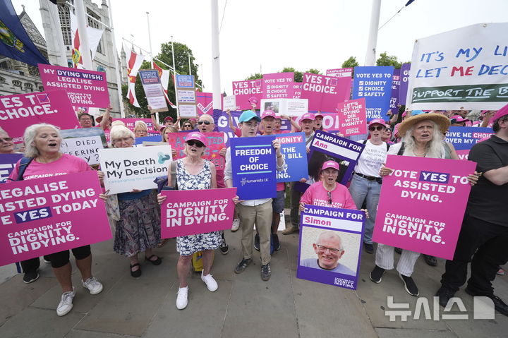 [런던=AP/뉴시스]영국 하원이 생존 6개월 미만 환자의 안락사 허용 법안을 가결한 20일(현지시각) 법안 도입을 지지하는 시위가 런던에서 열렸다. 2025.6.21. 