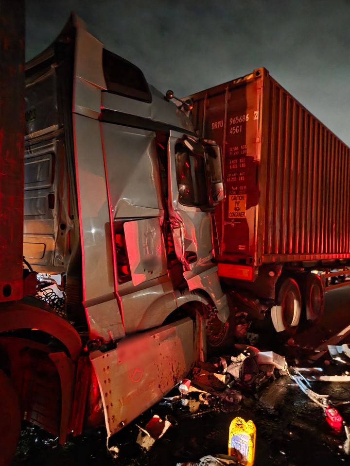 [창녕=뉴시스] 19일 오후 10시38분께 경남 창녕군 중부내륙고속도로 영산휴게소 인근에서 트레일러 3대가 연쇄 추돌하는 사고가 발생했다. (사진= 독자 제공) 2025.06.20. photo@newsis.com *재판매 및 DB 금지