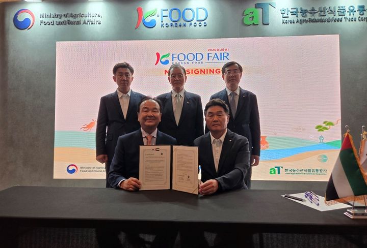 [상주=뉴시스] 두바이 수출 협약. (사진=상주시 제공) 2025.06.20 photo@newsis.com *재판매 및 DB 금지