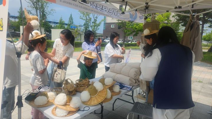 [보령=뉴시스] 보령시 '쇗개포구 보부상길 체험관광 프로그램' 참가자들. (사진=보령시청 제공)&nbsp;&nbsp; *재판매 및 DB 금지
