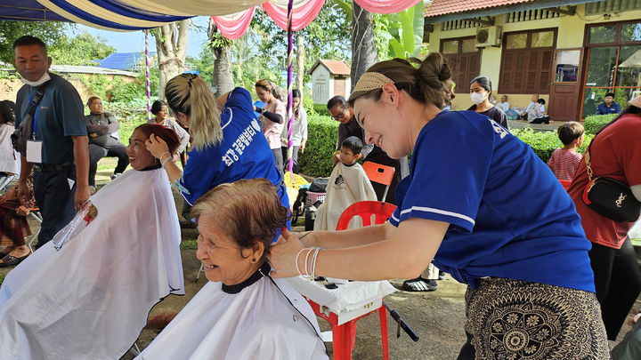  [대전=뉴시스] 캄보디아 시엠립 'BWC 아동센터'에서 미용봉사활동을 하는 김옥진 글로벌뷰티학과 교수. (사진=건양사이버대 제공) *재판매 및 DB 금지