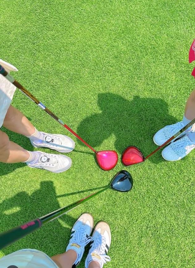 [서울=뉴시스] 배우 김태희가 남동생 부부인 배우 이완·프로골퍼 이보미와 함께 골프장에서 즐거운 시간을 보냈다. (사진=이보미 인스타그램 캡처) 2025.06.20. photo@newsis.com&nbsp; *재판매 및 DB 금지