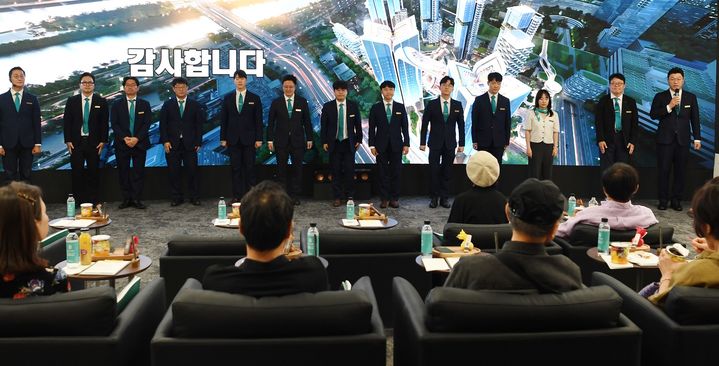 포스코이앤씨 직원들이 홍보관을 찾은 조합원들께 인사하고 있다. (사진=포스코이앤씨 제공) *재판매 및 DB 금지