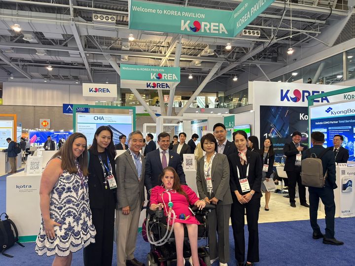 [보스턴=뉴시스] 존 크로울리 미국바이오협회 회장과 그의 딸 메건 크로울리가 한국관을 방문한 모습 (사진=한국바이오협회 제공) 2025.06.20. photo@newsis.com *재판매 및 DB 금지