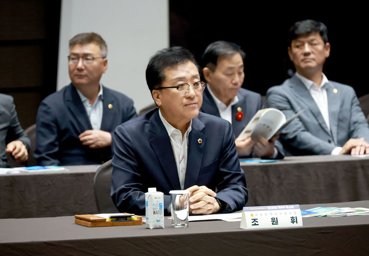 [대전=뉴시스] 조명휘 기자 = 조원휘 대전시의회 의장이 19일 전라남도의회 주관으로 여수소노캄호텔에서 열린 2025년 대한민국시도의회의장협의회 제4차 임시회에 참석해 토론을 준비하고 있다. (사진= 대전시의회 제공) 2025.06.20. photo@newsis.com&nbsp;&nbsp;&nbsp; *재판매 및 DB 금지