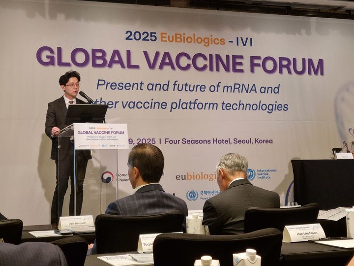 [서울=뉴시스] mRNA 백신 전략 설명 중인 신윤철 GC녹십자 개발팀장 (사진=GC녹십자 제공) 2025.06.20. photo@newsis.com *재판매 및 DB 금지