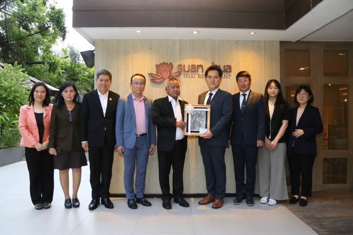 [서울=뉴시스] 지난 18일부터 2박 4일간 태국 방콕을 방문 중인 박종필 노사발전재단 사무총장이 태국 노동부 분쏭 탑차이윳 차관과 면담 후 기념촬영을 하고 있다. 2025.06.20. (사진=노사발전재단 제공) *재판매 및 DB 금지