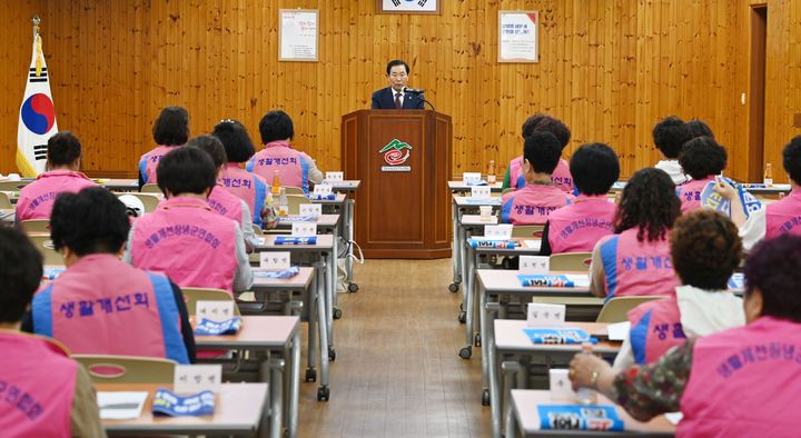 [창녕=뉴시스] 농업인 안전리더들이 안전캠페인 활동에 앞서 결의를 다지고 있다. (사진=창녕군 제공) 2025.06.20. photo@newsis.com *재판매 및 DB 금지