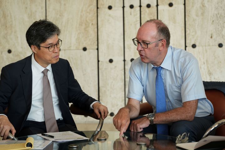 [세종=뉴시스] 제22차 OECD 통계정책위원회에서 스티브 맥필리 OECD 통계데이터국장과 면담하는 허승철 통계청 기획조정관. (사진 = 통계청 제공) 2025.06.20. *재판매 및 DB 금지