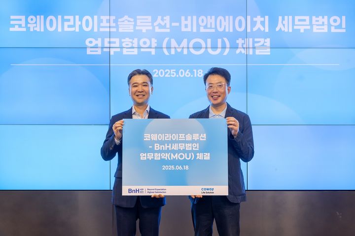 [서울=뉴시스]김명곤(오른쪽) 코웨이라이프솔루션 대표이사와 이명수 BnH세무법인 부대표.(사진=코웨이라이프솔루션 제공) 2025.06.20. photo@newsis.com *재판매 및 DB 금지