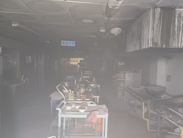 [서산=뉴시스] 충남 서산의료원 1층 지하식당에서 20일 오전 7시18분께 불이 나 연기로 가득하다. (서산소방서 제공) 2025.06.20. photo@newsis.com&nbsp;&nbsp; *재판매 및 DB 금지