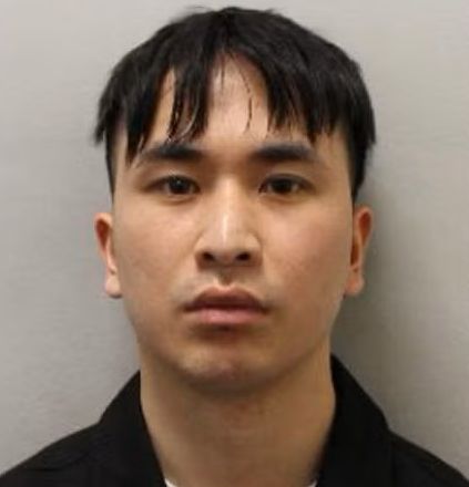 [서울=뉴시스]영국과 중국 양국에서 최소 10명의 여성을 상대로 약물을 투여하고 성폭행한 혐의로 기소된 중국인 유학생 저우전하오(28)에게 영국 법원이 최소 복역 기간 24년의 무기징역을 선고했다. 런던 경찰청이 공개한 저우전하의 사진.<사진출처: 런던경찰청> 2025.06.20