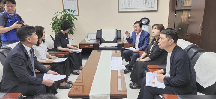 [대전=뉴시스] 조명휘 기자 = 장종태 더불어민주당(대전서구갑) 국회의원 등이 20일 대전 가원학교를 방문해 건물 구조 안전 문제 등을 논의하고 있다. (사진= 장종태 의원실 제공) 2025.06.20. photo@newsis.com&nbsp;&nbsp; *재판매 및 DB 금지