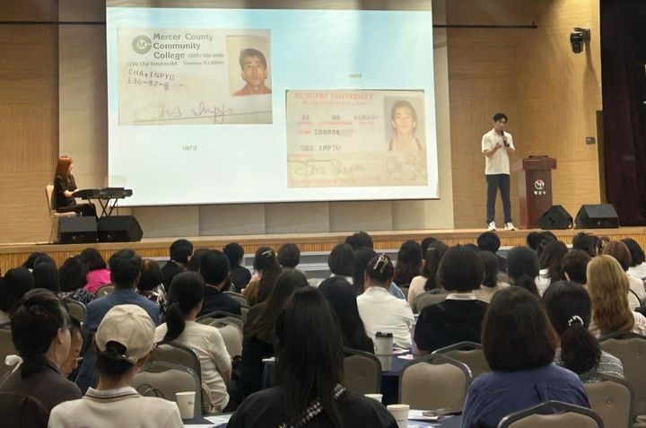 [양산=뉴시스] 경남 양산시가 차인표 작가 초청 북콘서트를 진행하고 있다. (사진=양산시 제공) 2025.06.20. photo@newsis.com *재판매 및 DB 금지