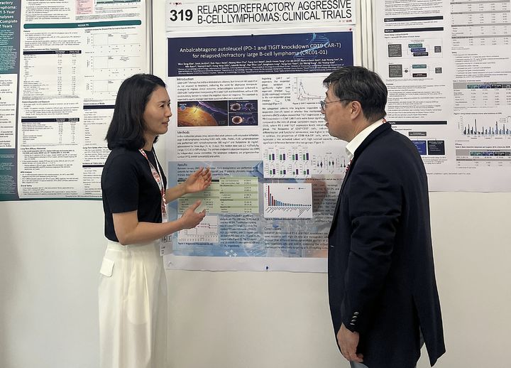 [서울=뉴시스]&nbsp; ICML 2025에서 안발셀 임상 2상 최종 결과를 발표하는 조수희 큐로셀 임상개발센터 상무(좌)와 김원석 삼성서울병원 혈액종양내과 교수(우)) (사진=큐로셀 제공) 2025.06.20. photo@newsis.com *재판매 및 DB 금지