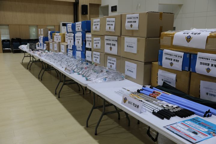 [인천=뉴시스] 압수된 해루질용 불법어구. (사진=인천해양경찰서 제공) 2025.06.20. photo@newsis.com *재판매 및 DB 금지