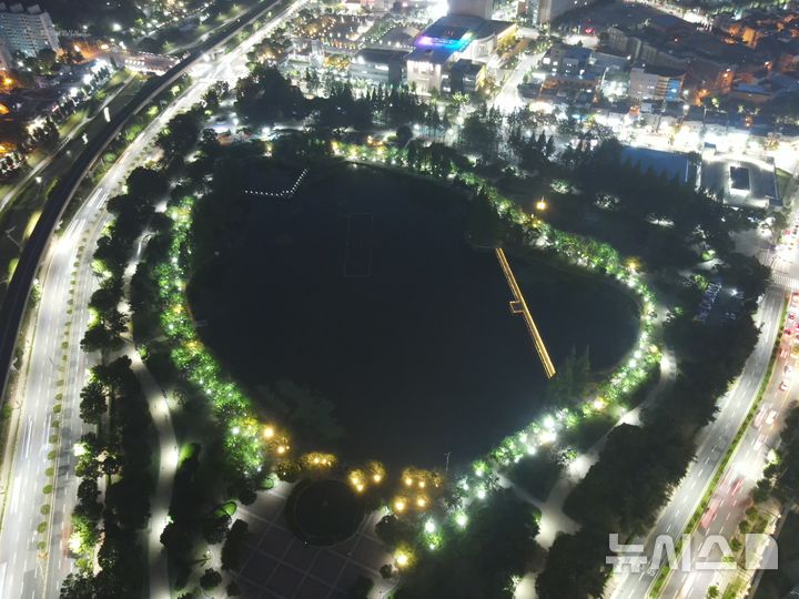 [김해=뉴시스] 경남 김해 연지공원 수목 경관등 설치. (사진=김해시 제공) 2025.06.20. photo@newsis.com