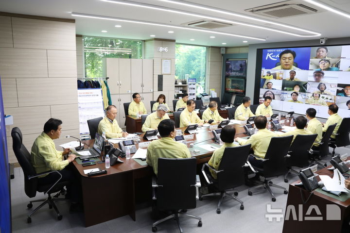 [시흥=뉴시스] 시흥시는 19일 임병택 시장 주재로 집중호우 대응 점검회의를 열고, 시민 안전 확보에 주력하기로 했다. (사진=시흥시 제공).2025.06.20.photo@newsis.com 