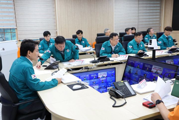 [춘천=뉴시스] 20일 강원특별자치도(도지사 김진태)는 본격적인 장마가 시작되면서 내일까지 강원 내륙과 산지에 50~100mm의 많은 비가 내릴 것으로 예보됨에 따라, 재난안전대책본부는 이날 오전 8시를 기해 화천 호우경보, 양구에 호우주의보가 발효된 가운데, 이날 오전 강원특별자치도는 재난상황실에서 김진태 도지사 주재(사진)로 호우 대응상황 점검회의를 개최했다 고 밝혔다. 강원특별자치도 제공.&nbsp; *재판매 및 DB 금지