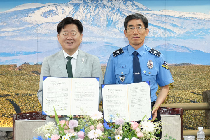 [제주=뉴시스] 오영훈(왼쪽) 제주지사와 박상춘 제주지방해양경찰청이 20일 오전 도청 백록홀에서 업무협약을 체결한 뒤 기념 촬영을 하고 있다. (사진=제주도 제공) 2025.06.20. photo@newsis.com *재판매 및 DB 금지