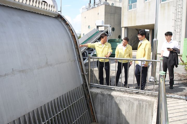 [정읍=뉴시스] 지난 19일 장마철 재해예방 현장점검에 나선 이학수 정읍시장(왼쪽 첫번째)이 신태인 배수펌프장을 찾아 펌프 가동 상태 등을 확인하고 있다. *재판매 및 DB 금지