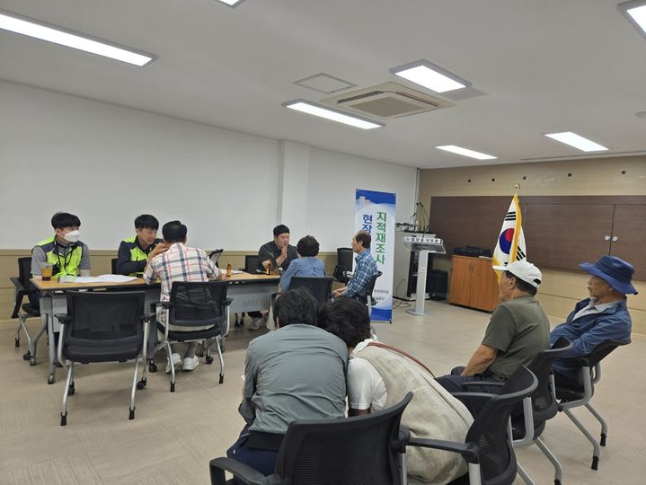 [밀양=뉴시스] 민원지적과에서 찾아가는 지적재조사 현장민원실을 운영해 경계 설정에 대한 토지 소유자의 의견을 청취하고 있다. (사진=밀양시 제공) 2025.06.20. photo@newsis.com *재판매 및 DB 금지