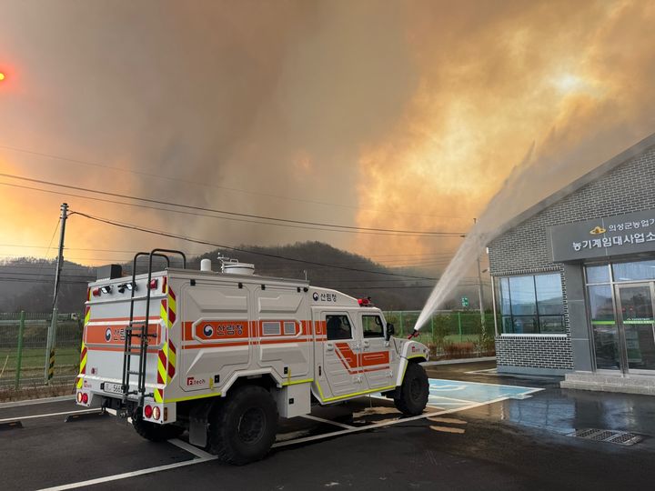 [대전=뉴시스] 산림청이 산불진화대원들과 함께 개발에 성공한 다목적산불진화차량.(사진=산림청 제공) *재판매 및 DB 금지