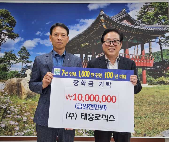 (왼쪽)최홍식 태웅로직스 부사장, (오른쪽)최상기 인제군수. (사진=태웅로직스) *재판매 및 DB 금지