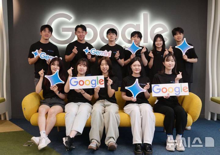 [서울=뉴시스] 구글코리아는 20일 오전 서울 강남구 구글코리아 사무실에서 AI 워크숍을 열었다. 사진은 Z세대의 눈으로 바라본 AI의 무한한 가능성과 제미나이를 알리는 홍보 영상을 제작하는 '2025 AI 챌린지'에 참여한 연세대 학생들 (사진=구글코리아 제공)