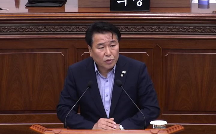 [창원=뉴시스] 강경국 기자 = 남재욱 경남 창원시의원이 20일 열린 제144회 정례회 2차 본회의에서 대한민국민주주의전당 운영자문위원 위촉 취소와 관련해 민주화운동 단체에 대한 신상발언을 하고 있다. (사진=창원시의회 유튜브 갈무리). 2025.06.. photo@newsis.com *재판매 및 DB 금지