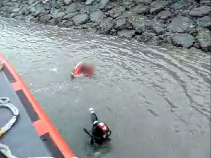 해경이 군산 금란도 인근에서 발견된 실족 남성을 발견하고, 바다로 입수해 구조에 나서고 있다. (사진=군산해경 제공) *재판매 및 DB 금지