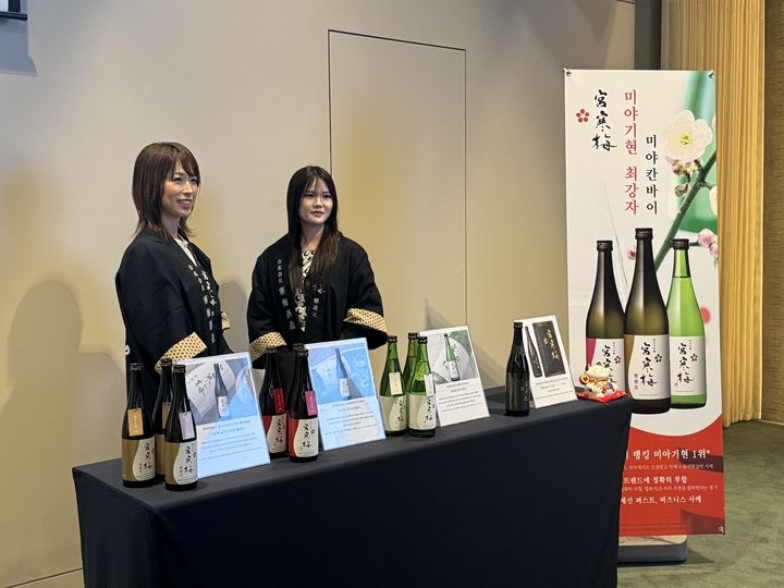 [서울=뉴시스] 이와사키 칸바이주조 양조장 대표가 하이트진로와 함께 한국에 진출하는 미야칸바이 사케 3종을 소개하고 있다. (사진=뉴시스) 2025.06.20. photo@newsis.com&nbsp; *재판매 및 DB 금지