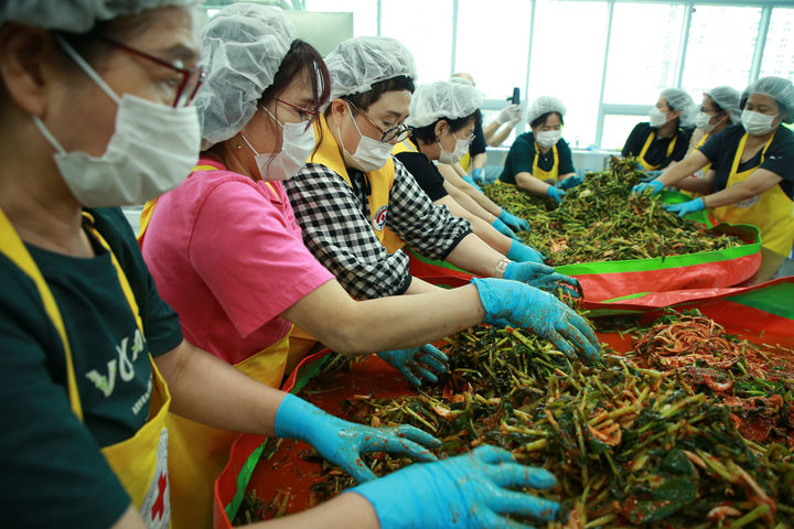 [인천=뉴시스] 적십자 당하동봉사회 관계자들이 사랑의 열무김치 나눔행사에 참여하고 있다. (사진=대한적십자사 인천지사 제공) 2025.06.20. photo@newsis.com *재판매 및 DB 금지