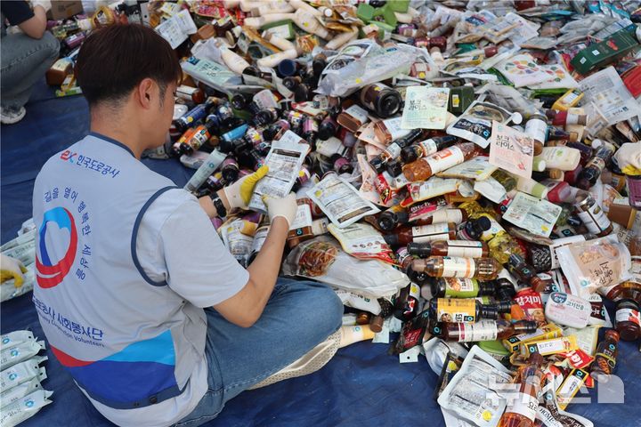 [전주=뉴시스]윤난슬 기자 = 한국도로공사 전북본부는 전주시 완산구에 위치한 '전주시 푸드마켓'에서 임직원 30여 명이 참여한 가운데 기부 식료품 분류 봉사활동을 전개했다고 20일 밝혔다. (사진=도공 전북본부 제공) photo@newsis.com 