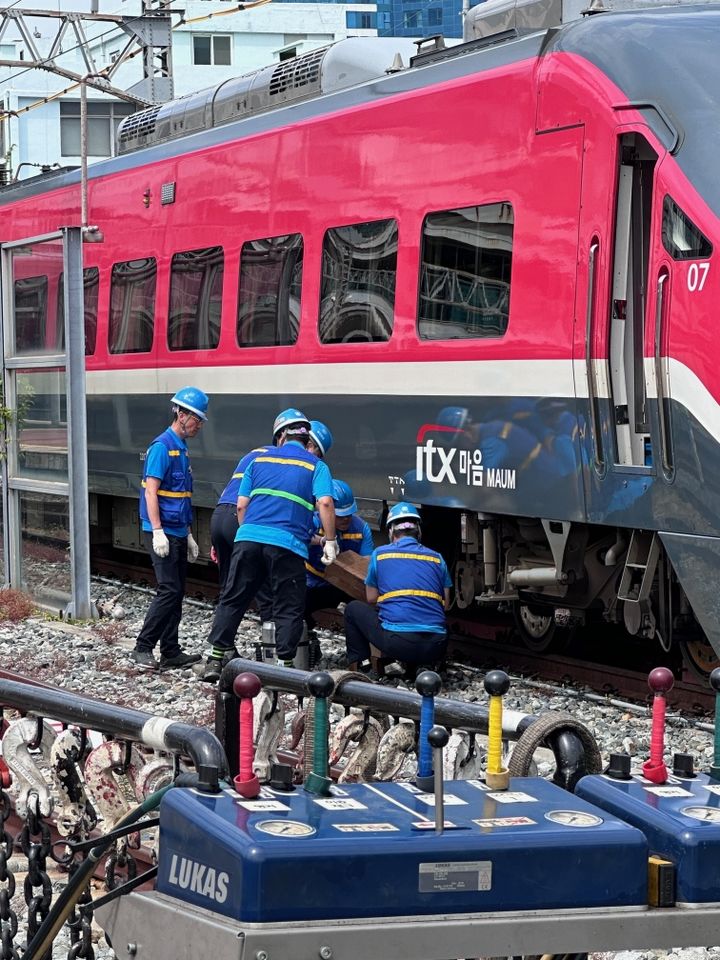 [부산=뉴시스] 19일 부산 동구 부산역에서 열린 '비상대응 종합훈련'에서 복구반이 작업하고 있다. (사진=코레일 부산경남본부 제공) 2025.06.20. photo@newsis.com *재판매 및 DB 금지