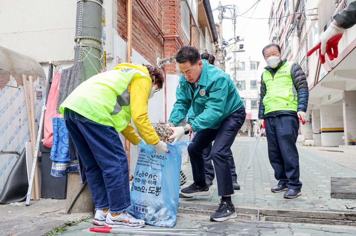 [서울=뉴시스] 오언석 도봉구청장이 주민들과 함께 빗물받이를 청소하고 있다. 2025.06.20. (사진=도봉구 제공) *재판매 및 DB 금지
