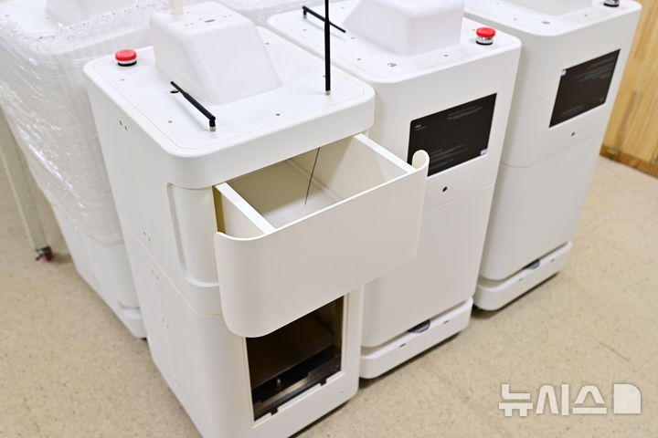 [남해=뉴시스] 차용현 기자 = 경남 노인병원 3곳에 LG계열 렌탈사가 납품한 의료로봇의 모습. 2025.06.20. con@newsis.com