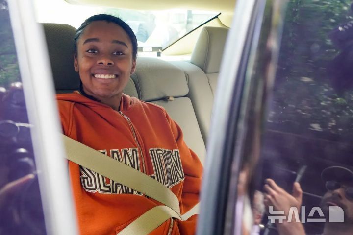 [뉴시스] 뉴욕시 보조금으로 고용된 보모가 어린아이들을 벨트로 수십 차례 때리는 영상이 공개됐다. 경찰 체포 당시 카메라를 보고 미소를 띄는 모습. (사진=뉴욕포스트) 2025.06.19 