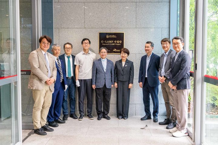 (왼쪽부터) 서강대 신관우 산학협력단장, 이덕형 자연과학대학장/G-LAMP사업단장, 송태경 대외부총장, 전성률 교학부총장, 심종혁 총장, 한국연구재단 허정은 학술진흥본부장, 교육부 채홍준 학술연구정책과장, 하버드대 물리학과 Philip Kim 교수, 서울대 생명과학부 김재범 교수. (사진=서강대 제공) *재판매 및 DB 금지