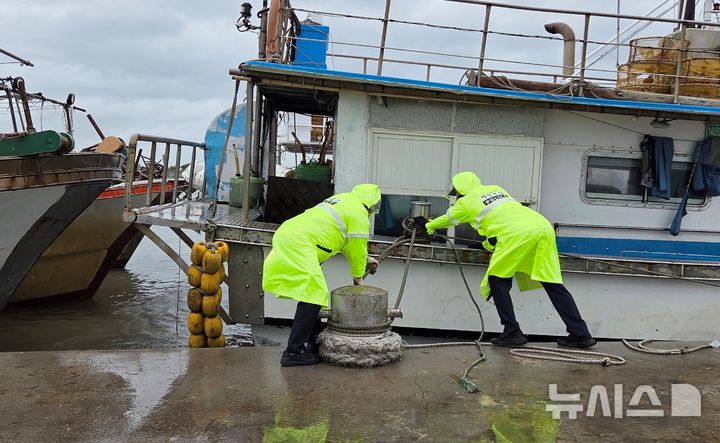 [평택=뉴시스] 평택해양경찰서 경찰관들이 항포구에 정박돼 있는 어선의 계류상태를 점검하고 있다. (사진=평택해양경찰서 제공) 2025.06.20.photo@newsis.com 
