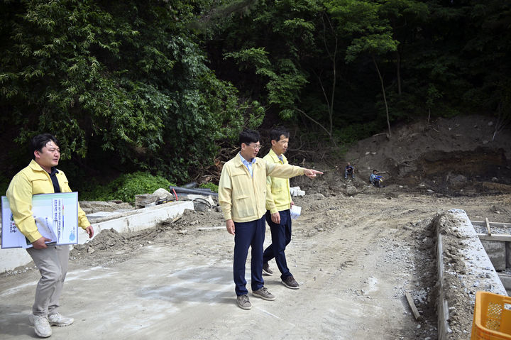 [장수=뉴시스] 최정규 기자 = 최훈식 장수군수가 장마철 재해우려지역을 둘러보는 모습.(사진=장수군)2025.06.20. *재판매 및 DB 금지