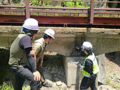 [진주=뉴시스]국토안전관리원, 주왕산 산불 교량 합동점검.(사진=국토안전관리원 제공).2025.06.20.photo@newsis.com *재판매 및 DB 금지