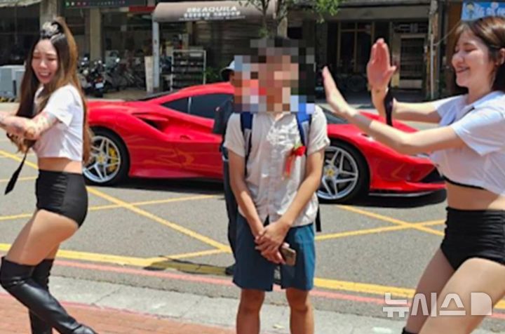 [뉴시스]대만의 한 부모가 아들의 중학교 졸업을 축하하기 위해 학교에 폴 댄서 두 명을 고용해 뭇매를 맞고 있다. (사진=SCMP) 