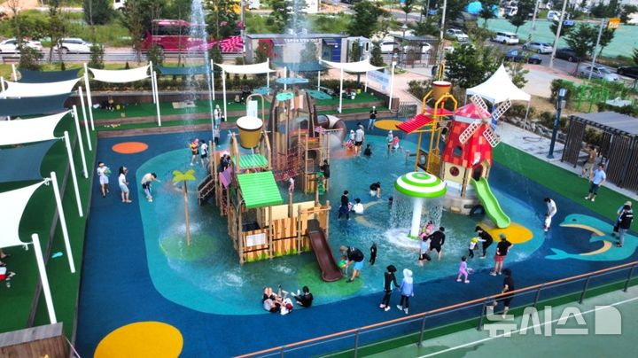 [포항=뉴시스] 송종욱 기자 = 경북 포항시가 도심 속 피서지인 침촌근린공원 물놀이터를 다음 달 1일 개장한다. 사진은 북구 장성동 침촌근린공원 물놀이터 전경. (사진=포항시 제공) 2025.06.20. photo@newsis.com