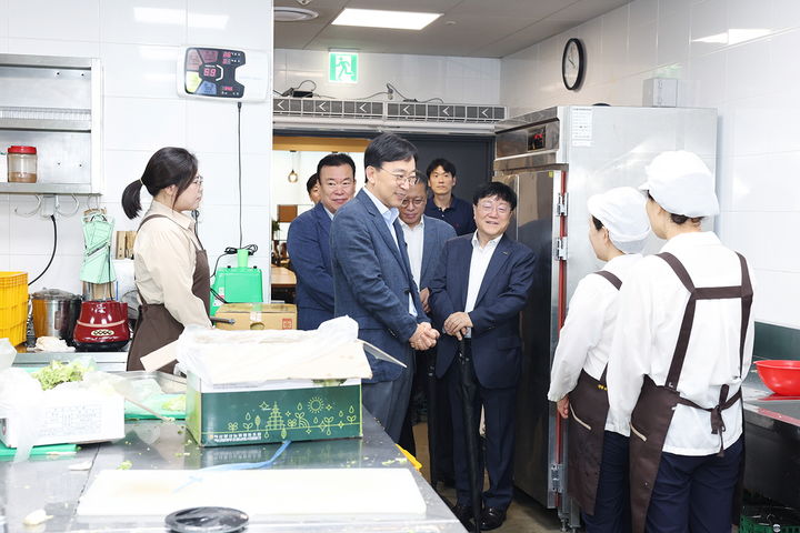 박상규 총장 등 중앙대 보직자들이 협력업체 직원들을 격려하고 있다. (사진=중앙대 제공) *재판매 및 DB 금지