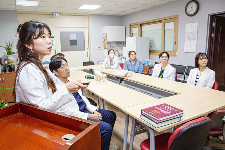 [부산=뉴시스] 부산대병원 심부 침윤성 자궁내막증 다학제 치료 연구회에서 진료과별 협진 치료 방안에 대해 논의하고 있다. (사진=부산대병원 제공) 2025.06.20. photo@newsis.com *재판매 및 DB 금지
