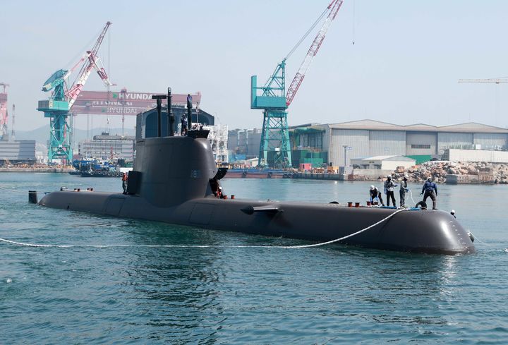 [울산=뉴시스] 구미현 기자 = HD현대중공업은 최근 울산 본사에서 창정비를 마친 214급 디젤잠수함 '윤봉길함'을 해군에 조기 인도했다. (사진=HD현대중공업 제공) 2025.06.20. photo@newsis.com *재판매 및 DB 금지