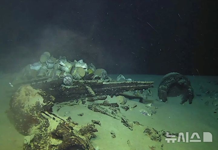 [뉴시스] 프랑스 해역에서 수심 2.5km 지점에서 16세기 난파선이 발견돼 유물들이 발견됐다. (사진=DRASSM) 2025.06.19 