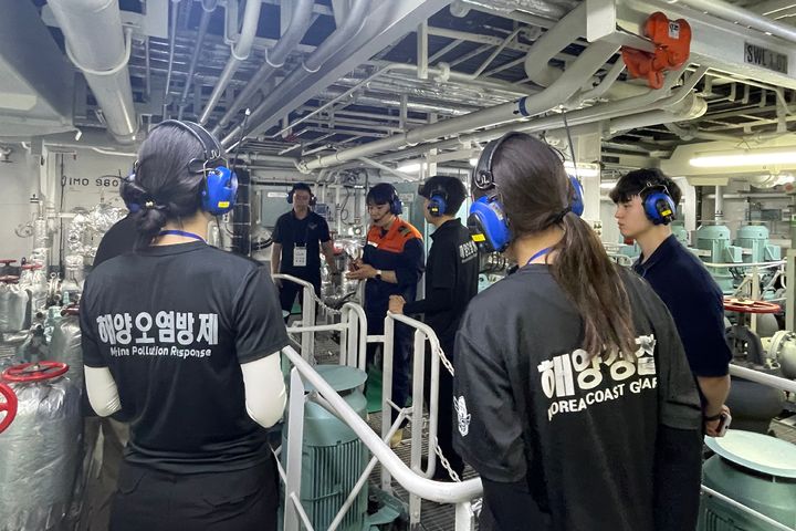 [부산=뉴시스] 19일 한국해양대학교 실습선에서 해양오염예방학습단이 기관 관련 수업을 듣고 있다. (사진=남해지방해양경찰청 제공) 2025.06.20. photo@newsis.com *재판매 및 DB 금지